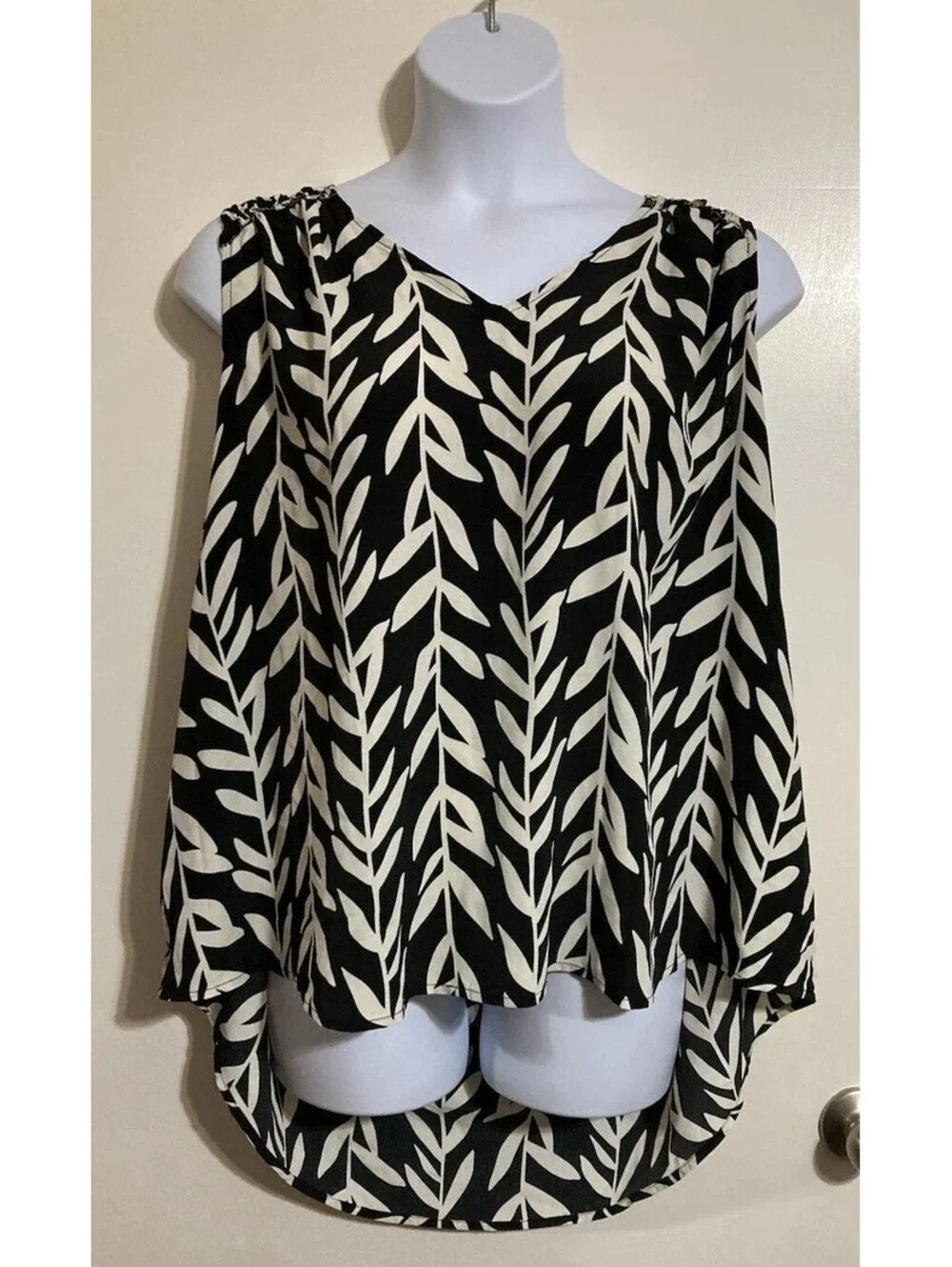 Women Skies are Blue Black Floral Design Sleeveless Pullover Polyester Blouse 3X